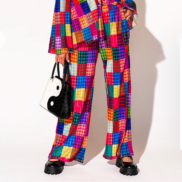 Dressed in Lala plisse set in fun house

Cropped shirt and pants set - Picture 4 of 4